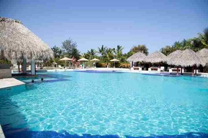 Cocotal Golf & Country Club, what to expect if you buy a property in this community. 41 % Cocotal Golf & Country Club, what to expect if you buy a property in this community. 41 41 %count(title) Piscina del Club House de Cocotal Golf and Country Club