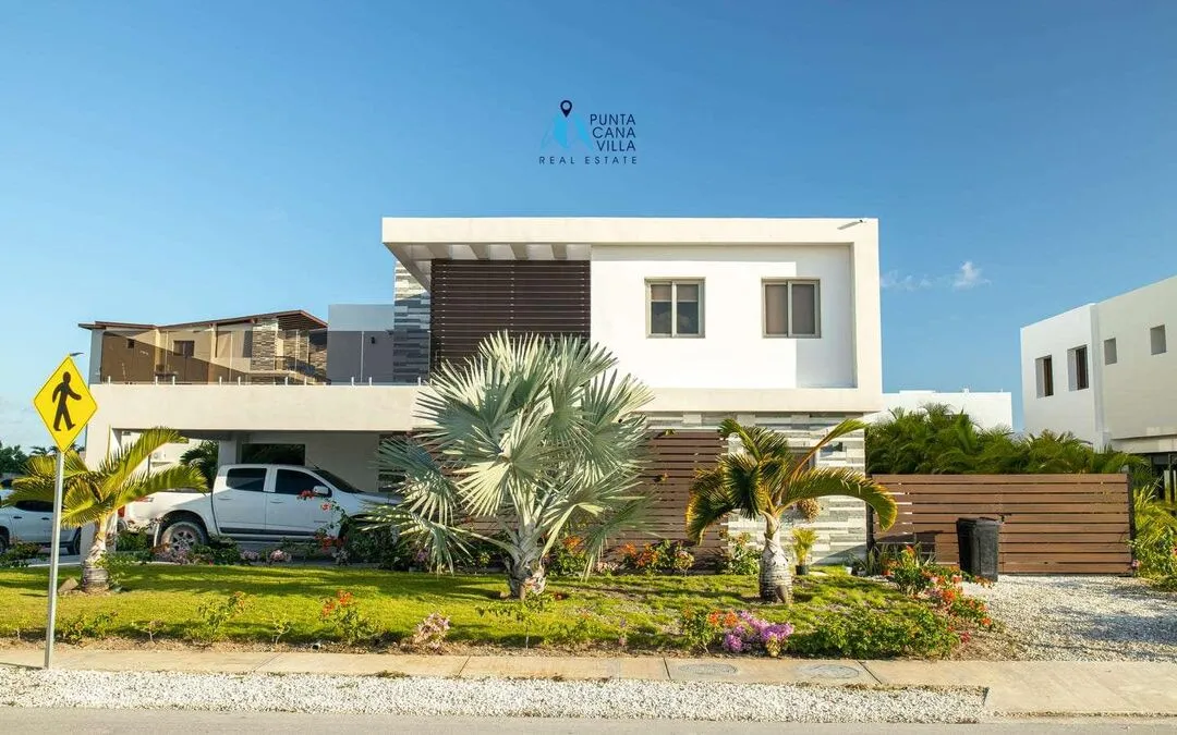 For sale in Bavaro, four-bedroom villa in Velero at Punta Cana